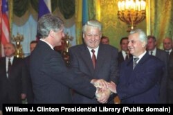 (Slijeva nadesno) Američki predsjednik Bill Clinton, ruski predsjednik Boris Jeljcin i ukrajinski predsjednik Leonid Kravčuk rukuju se u Moskvi, 14. januar 1994. godine.