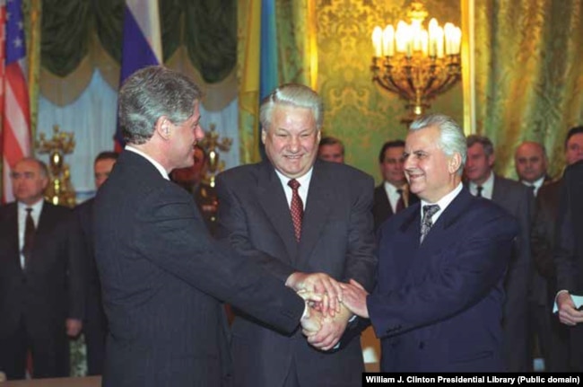 На той час президент США Білл Клінтон (зліва направо), президент Росії Борис Єльцин і президент України Леонід Кравчук потискають один одному руки в Москві, 14 січня 1994 року