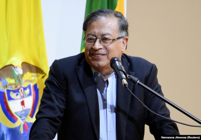 Густаво Петро