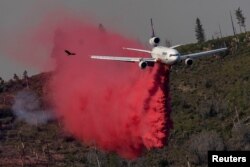 Avion gasi požar Oak u Mariposu, Kalifornija, 25. juli 2022.