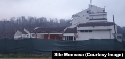 Hotelul Moneasa, „privatizat” de parlamentarul Nicoară Creț a fost lăsat în paragină.