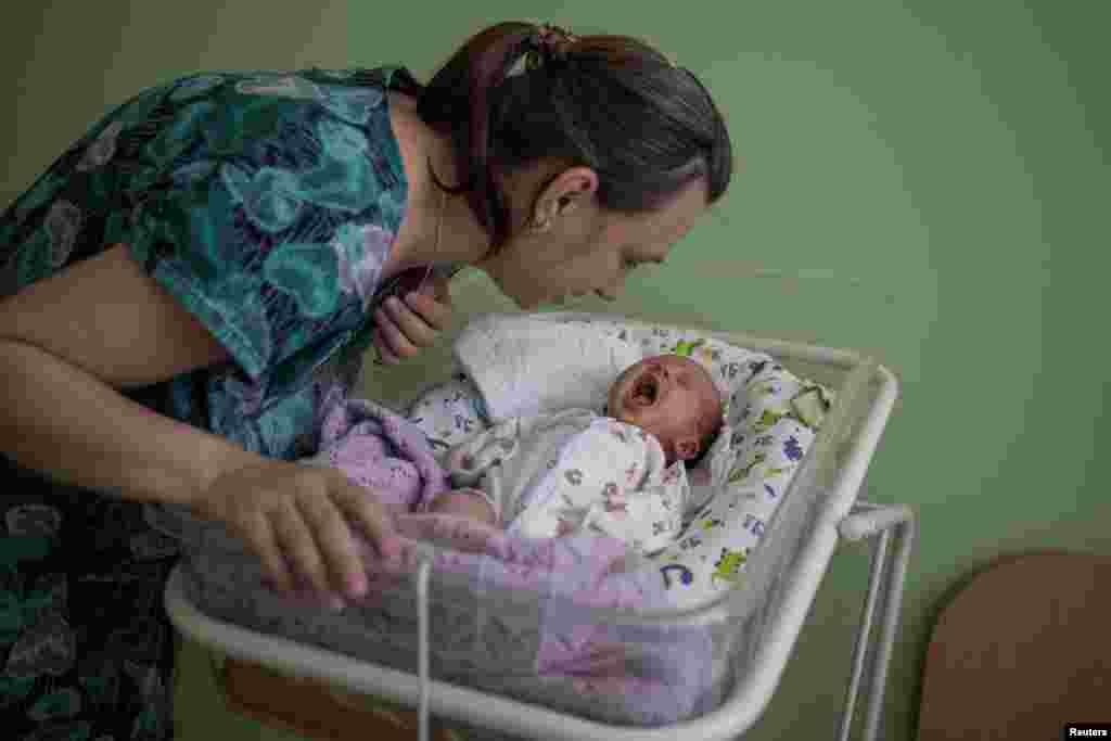 A 36 éves Elena és kisbabája, Mihail a pokrovszki szülészeti kórházban, Donyeck régióban, Kelet-Ukrajnában 2022. június 28-án