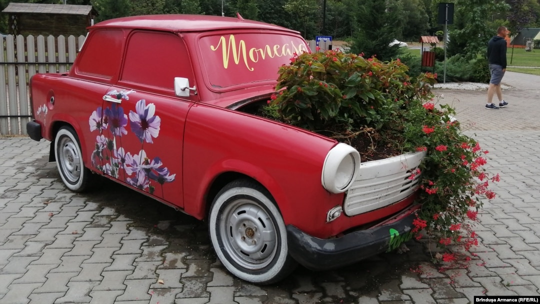 Simbolul auto decorativ al stațiunii Moneasa din județul Arad descrie întâmplător viteza de dezvoltare a stațiunii.