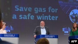 Ursula von der Leyen, az Európai Bizottság elnöke, Frans Timmermans alelnök és Kadri Simson uniós energiaügyi biztos brüsszeli sajtótájékoztatója 2022. július 20-án. A felirat: „Spórolj gázt egy biztonságos télhez”
