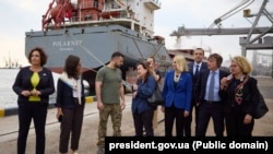 A csernomorszki kikötőben ismerkedett Zelenszkij elnök az ukrán exportgabona berakodásával 2022. július 18-án