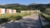 Pogled na nedovršene stambene jedinice i bolnicu u Štrpcu