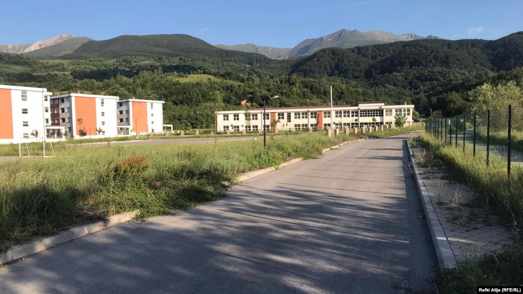 Pogled na nedovršene stambene jedinice i bolnicu u Štrpcu