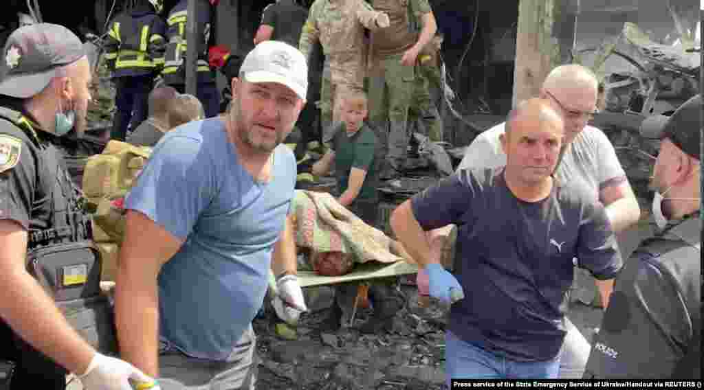 Un cadavru este recuperat de echipele de salvare dintre dărâmături. Atacul a avut loc în timp ce oficialii Uniunii Europene se reuniseră la Haga pentru a discuta despre crimele de război din Ucraina.