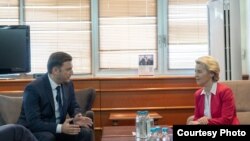 Министерот за надворешни работи Бујар Османи на самиот почеток на посетата на Скопје се сретна со претседателката на Европската комисија Урсула фон дер Лајен.