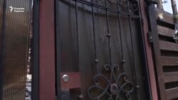 Украинада қаровсиз қолган уйларга қаровчилик қилаëтган Евген
