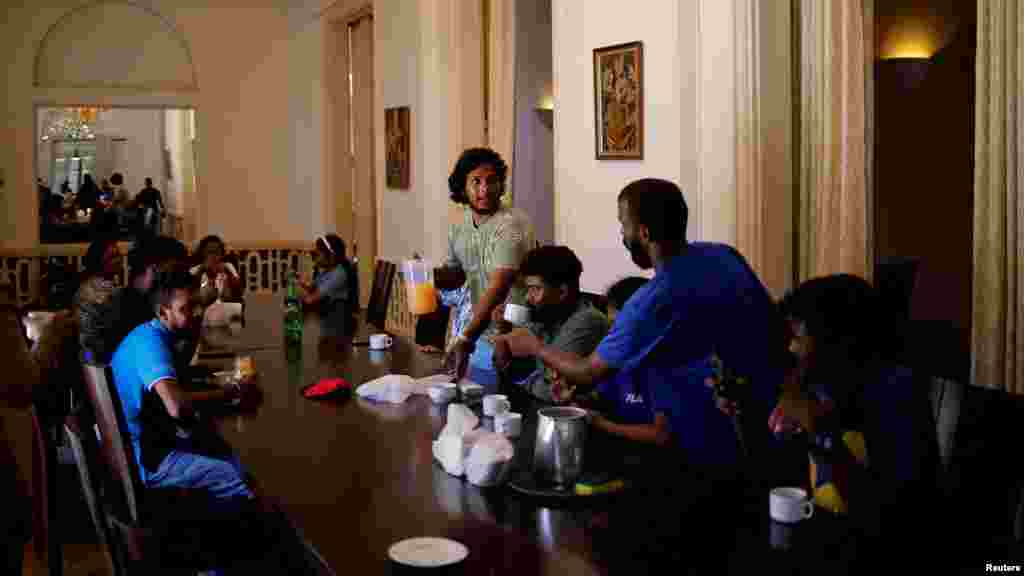 Tüntetők reggeliznek az elnök házának konferenciatermében, miután Gotabaya Rajapaksa elnök elmenekült az országból, Colombo, Srí Lanka, 2022. július 14.&nbsp;