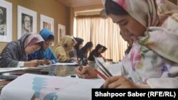 تصویر آرشیف: یکی از مراکز آموزشی در ولایت هرات که دختران در آن جا مهارت های نقاشی را می آموزند