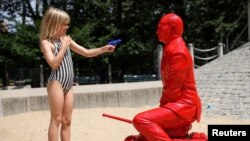 Statuia lui Vladimir Putin pe un tanc, lucrare a francezului James Colomina, instalată pe un teren de joacă pentru copii, la New York 