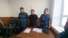 Жанаозенский активист Ержан Елшибаев (в центре) в суде по делу о «неповиновении администрации». Кызылорда, 4 августа 2022 года