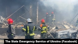 Рятувальники усувають наслідки російського ракетного обстрілу у Вінниці