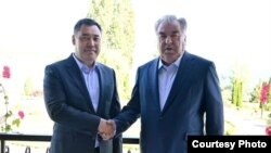 Президенты Кыргызстана и Таджикистана Садыр Жапаров и Эмомали Рахмон. Чолпон-Ата . 21 июля 2022 года. 
