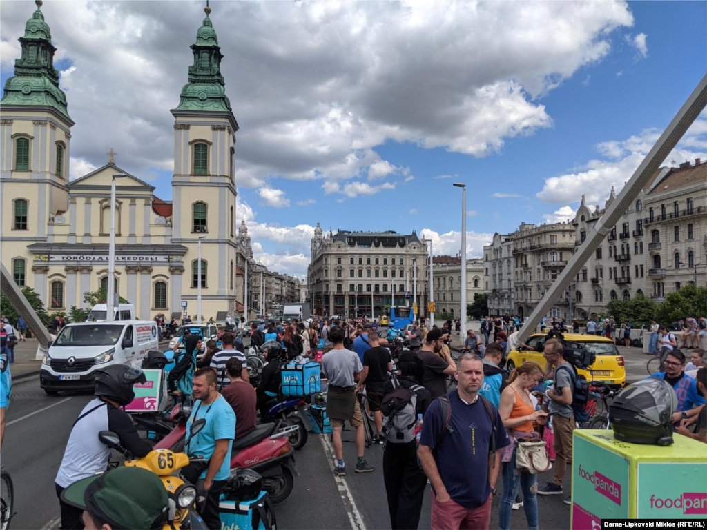 A tüntetők valamennyivel 12 óra után az Erzsébet hídon is elfoglalták a középső két sávot