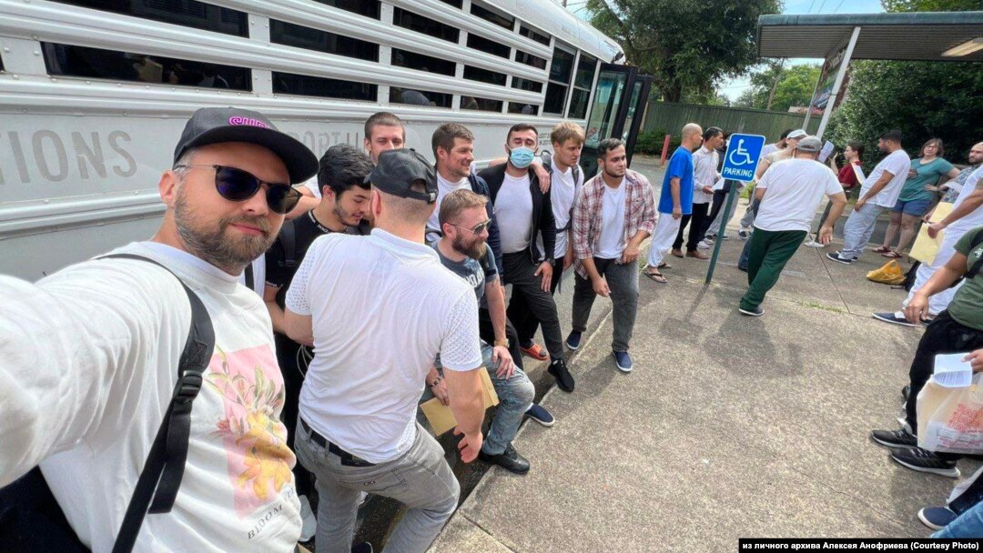 Алексей Анофриев в очереди с другими мигрантами после освобождения из тюрьмы
