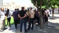 «Ումի՞ց ստանանք մեր երեխեքին». անհետ կորած զինվորների հարազատները կառավարության շենքի մոտ էին