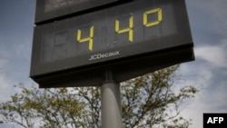 Уличен термометар покажува 44 степени Целзиусови за време на топлотен бран во Севиља, Шпанија на 12 јули 2022 година.