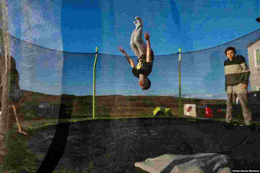 Grupa prijatelja igra na trampolinu uoči posjete pape Franje Ikaluitu, Nunavut, Kanada, 26. juli.