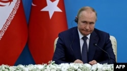 Владимир Путин по време на съвместната му пресконференция с президентите на Иран и Турция в Техеран.