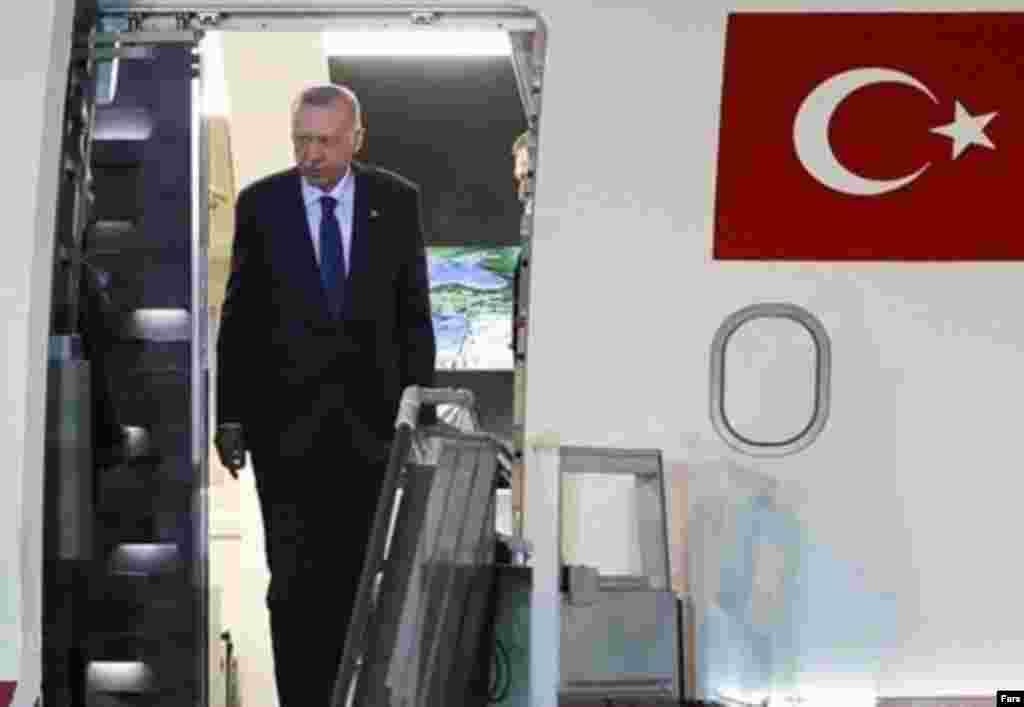 ТУРЦИЈА -&nbsp;Турскиот министер за надворешни работи Мевлут Чавушоглу изјави дека турскиот претседател Реџеп Таип Ердоган следниот месец ќе ги посети балканските земји и дека тоа ја потврдува посветеноста на земјата за мирот и стабилноста во регионот. &bdquo;Посетата на балканските земји следниот месец на претседателот на Турција, Реџеп Таип Ердоган, ја потврдува нашата посветеност на мирот и стабилноста во регионот. Турција силно ги поддржува мирот и стабилноста на Балканот&ldquo;, рече Чавушоглу, говорејќи на отворањето на 13 конференција на амбасадори што се одржа во Анкара.