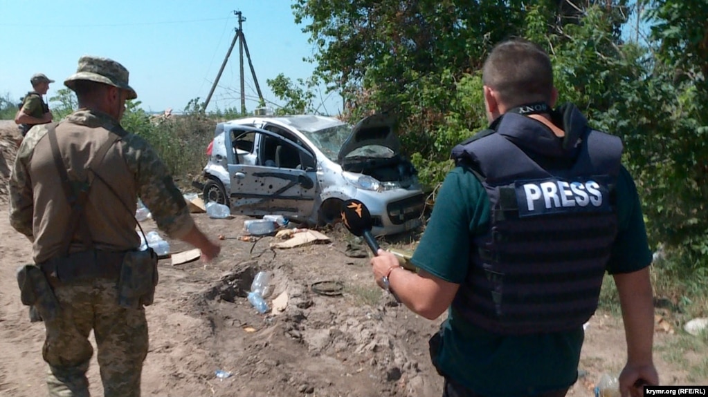 Розбитий цивільний автомобіль на українських номерних знаках поруч з укріпрайоном села Іванівка у Херсонській області