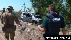 Розбитий цивільний автомобіль на українських номерних знаках поруч з укріпрайоном села Іванівка