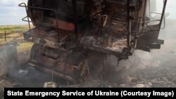 Combină agricolă ucraineană care a explodat după ce a trecut peste o mină anti-persoană rusească 