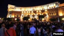 Armenia - Angry opposition supporters protest outside the prime minister's office in Yerevan following the death of an arrested government critic, July 15, 2022.