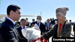 Түркмөнстандын президенти Сердар Бердымухамедовду Министрлер кабинетинин төрагасы Акылбек Жапаров тосуп алды. 