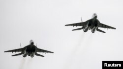 Șeful departamentului de politică internațională al biroului prezidențial polonez, Marcin Przydacz, a spus că Polonia a livrat deja Ucrainei primul lot de avioane de luptă MiG-29 din epoca sovietică.