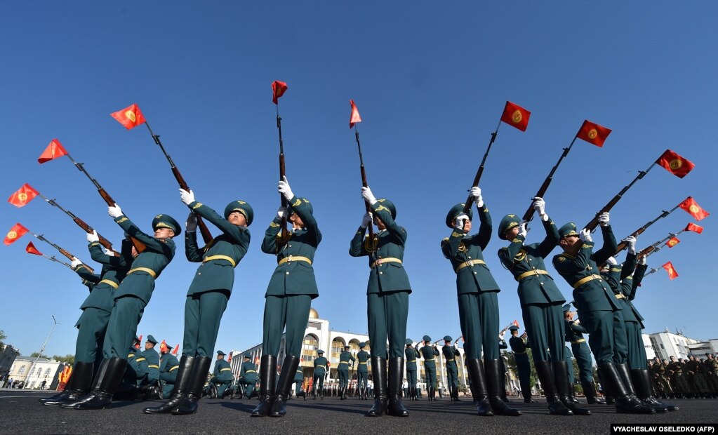 Ushtarët kirgizianë duke performuar gjatë kremtimit të 30-vjetorit të krijimit të Gardës Kombëtare të Kirgistanit, në sheshin Ala-Too në Bishkek.