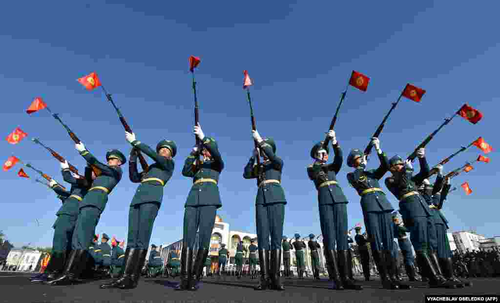 Kyrgyz soldiers perform during the celebration of the 30th anniversary of the creation of Kyrgyzstan&#39;s National Guard at Ala-Too Square in Bishkek.