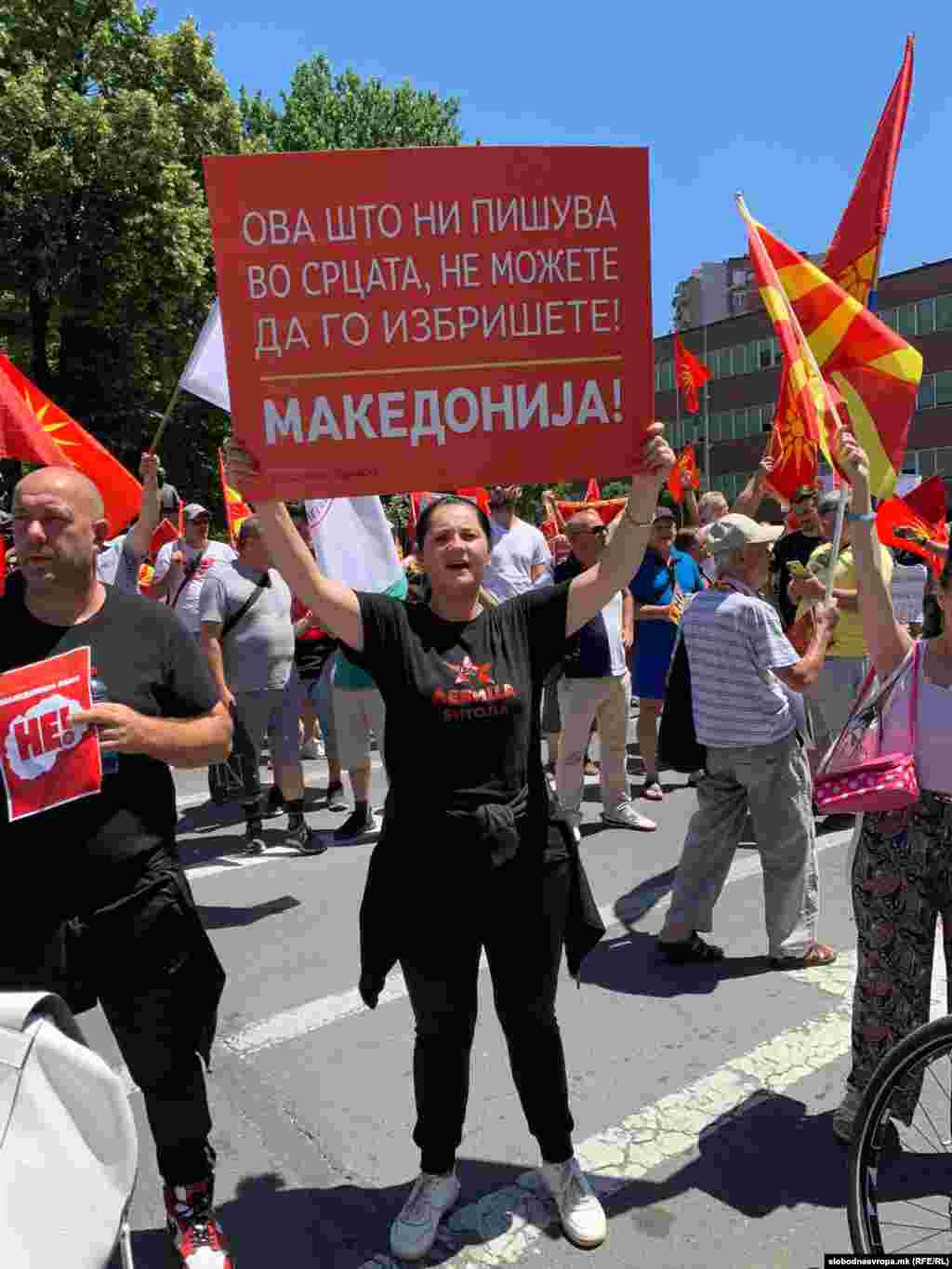 Демонстранти со транспаренти пред Собранието. Скопје, 14.07.2022