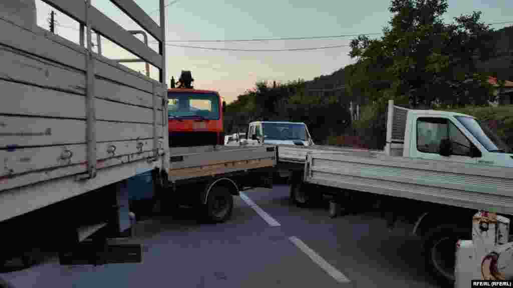 Камиони и други возила го попречуваат патниот сообраќај во Рудари и Звечани.