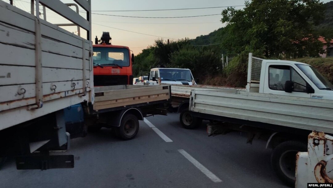 Sârbii kosovari au blocat mai multe drumuri în semn de protest față de intrarea în vigoare de la 1 august a deciziei privind impunerea plăcuțelor de înmatriculare și a actelor de călătorie kosovare în loc de cele sârbești. Tulburările au dus la amânarea măsurii. 