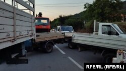 Sârbii kosovari au blocat mai multe drumuri în semn de protest față de intrarea în vigoare de la 1 august a deciziei privind impunerea plăcuțelor de înmatriculare și a actelor de călătorie kosovare în loc de cele sârbești. Tulburările au dus la amânarea măsurii. 