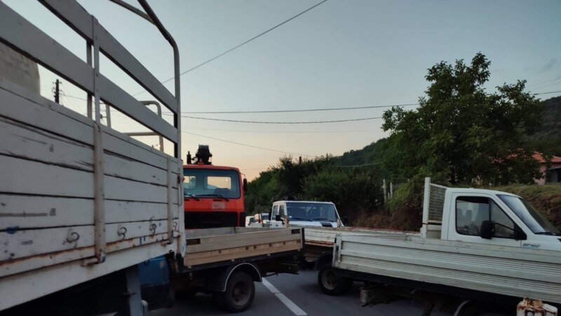 Блокирани патишта во северно Косово, затворени премините Брњак и Јариње