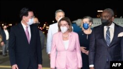 Nancy Pelosi întâmpinată de ministrul de Externe al Taiwanului pe aeroportul Sungshan din Taipei. 2 august 2022. Foto: AFP