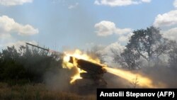 Militarii ucraineni deschid focul asupra pozițiilor rusești cu un lansator multiplu de rachete Grad BM-21 pe linia frontului dintre forțele ruse și ucrainene, regiunea Donbas , estul Ucrainei, 19 iulie 2022