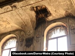 Imagine din 2020, cu interiorul distrus al Cazinoului din Vatra Dornei.