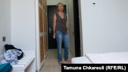 უკრაინელი ლტოლვილი, სვეტლანა მელანოვიჩი, თბილისის ერთ-ერთი სასტუმროს ოთახში 