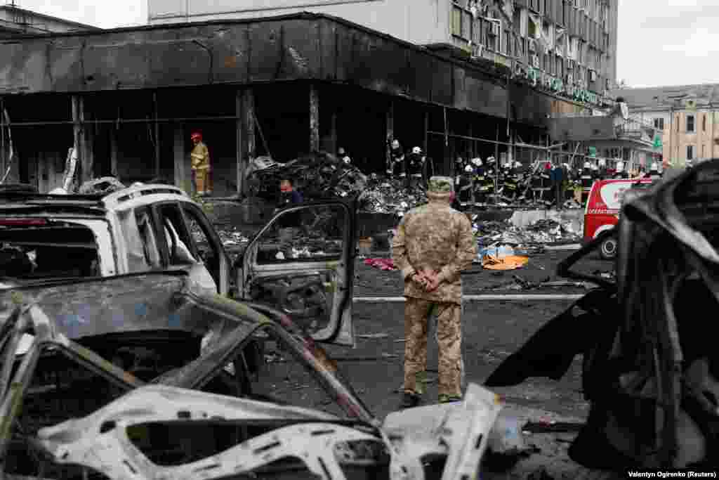 Rusia mohon të ketë sulmuar qëllimisht civilët, pavarësisht dëshmive të konsiderueshme me video dhe foto që tregojnë të kundërtën dhe shkatërrimin e gjerë të qyteteve të Ukrainës. &nbsp;