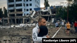 Par na mestu eksplozije koja je u ranim satima 3. avgusta u grad Mikolajev izazvala požar i uništila supermarket.
