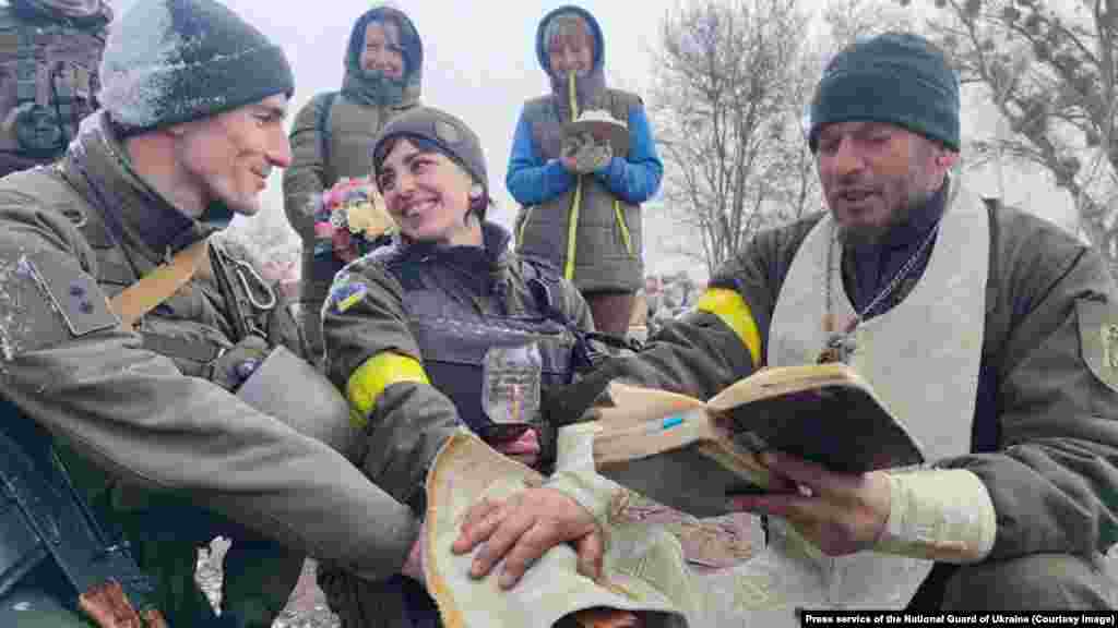 Luftëtarët e Gardës Kombëtare u martuan në një vend të pazbuluar më 8 mars, pak pasi filloi pushtimi rus. Një tjetër dhëndër i ri në Kiev, i quajtur Vitaliy (nuk&nbsp;është në këtë foto), i tha kohët e fundit AFP-së se vendimi për t&#39;u martuar tani është &quot;hapi më i guximshëm dhe më i vështirë që mund të bëni&quot; për shkak të pasigurisë së luftës. &quot;Unë mund të largohem për në front në çdo kohë&quot;, shtoi ai.