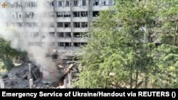 Një ndërtesë e dëmtuar nga një sulm ushtarak rus në Mikolajiv, Ukrainë. 15 korrik 2022.