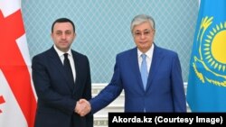Президент Казахстана Касым-Жомарт Токаев и прибывший с визитом в Нур-Султан премьер-министр Грузии Ираклий Гарибашвили (слева). 27 июля 2022 года