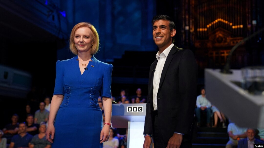 Ambii candidați au făcut parte din cabinetul de miniștri al lui Boris Johnson. Rishi Sunak este fost ministru al Finanțelor din Marea Britanie, în timp ce Liz Truss este ministrul de Externe a țării.